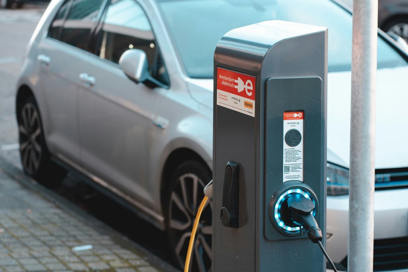 Borne de recharge avec véhicule électrique branché
