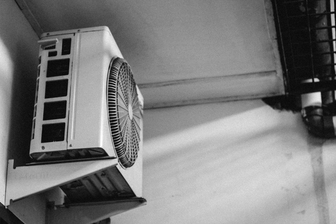 Groupe extérieur de climatisation en cours de dépannage