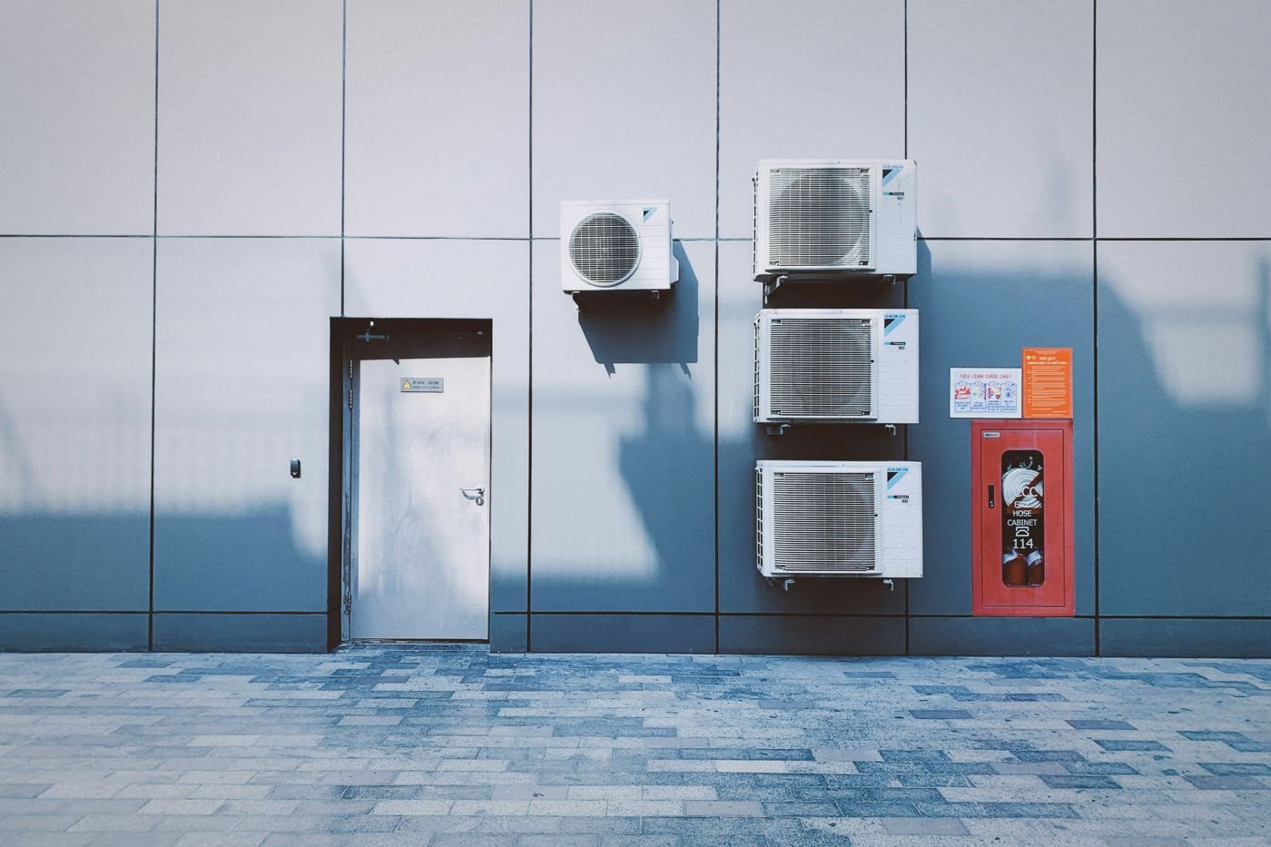 Installations de climatisation réalisées par EXTER3D sur un bâtiment professionnel