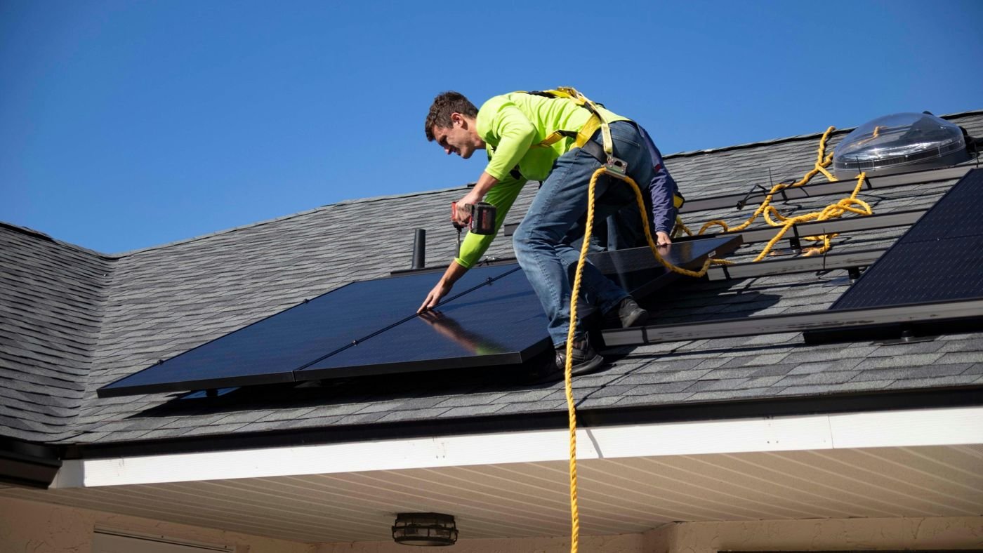 Installateur EXTER3D posant des panneaux solaires photovoltaïques en toiture