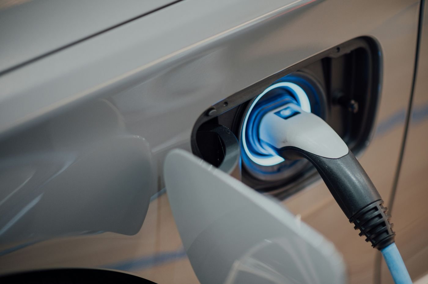 Installation d'une borne de recharge IRVE : véhicule électrique en charge