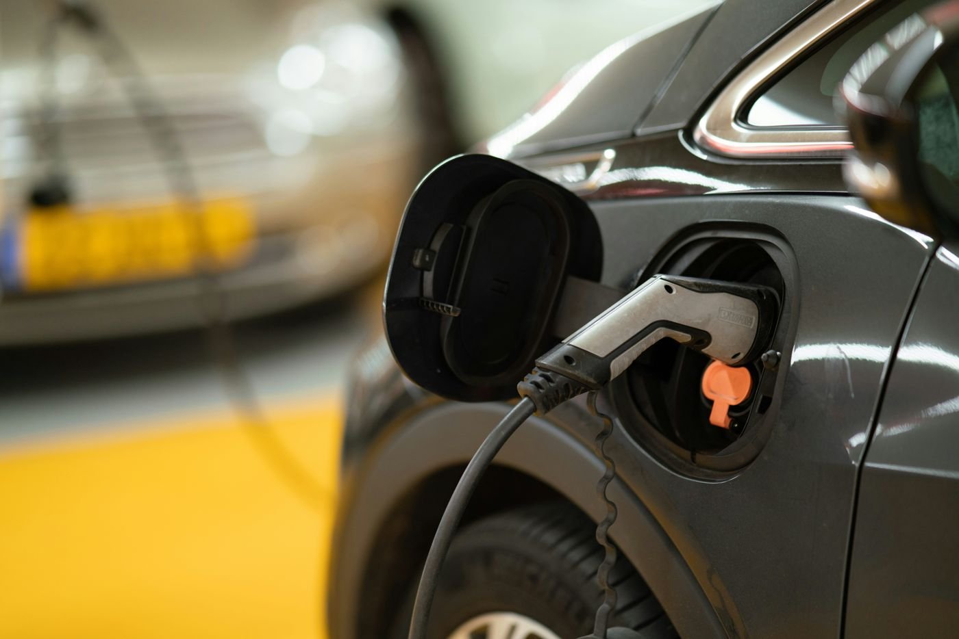Voiture électrique en charge dans un parking d'entreprise