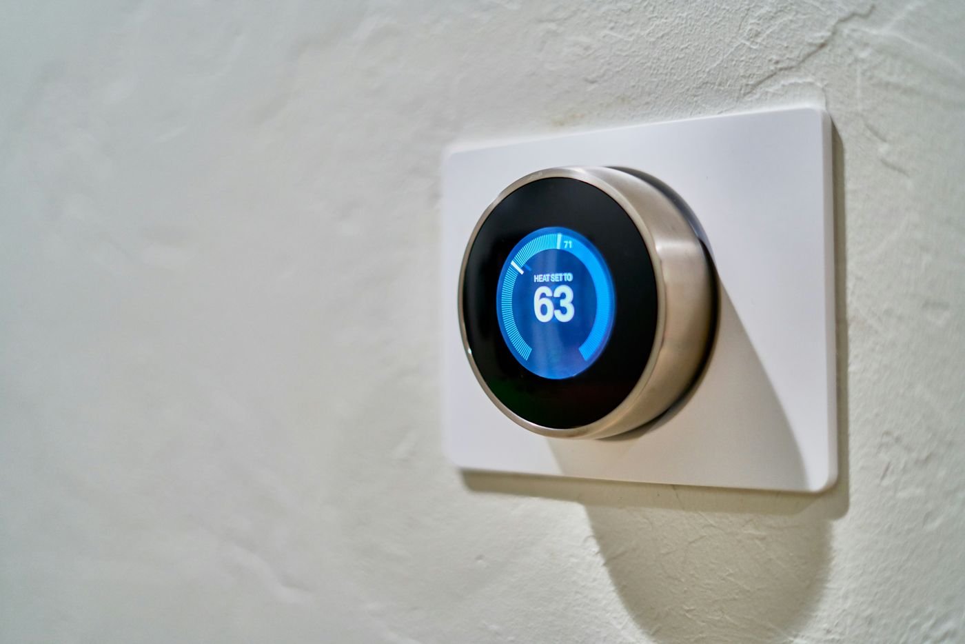 Thermostat connecté pilotant le chauffage et la climatisation