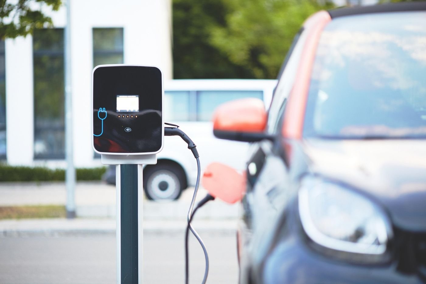 Wallbox connectée en charge sur un véhicule électrique